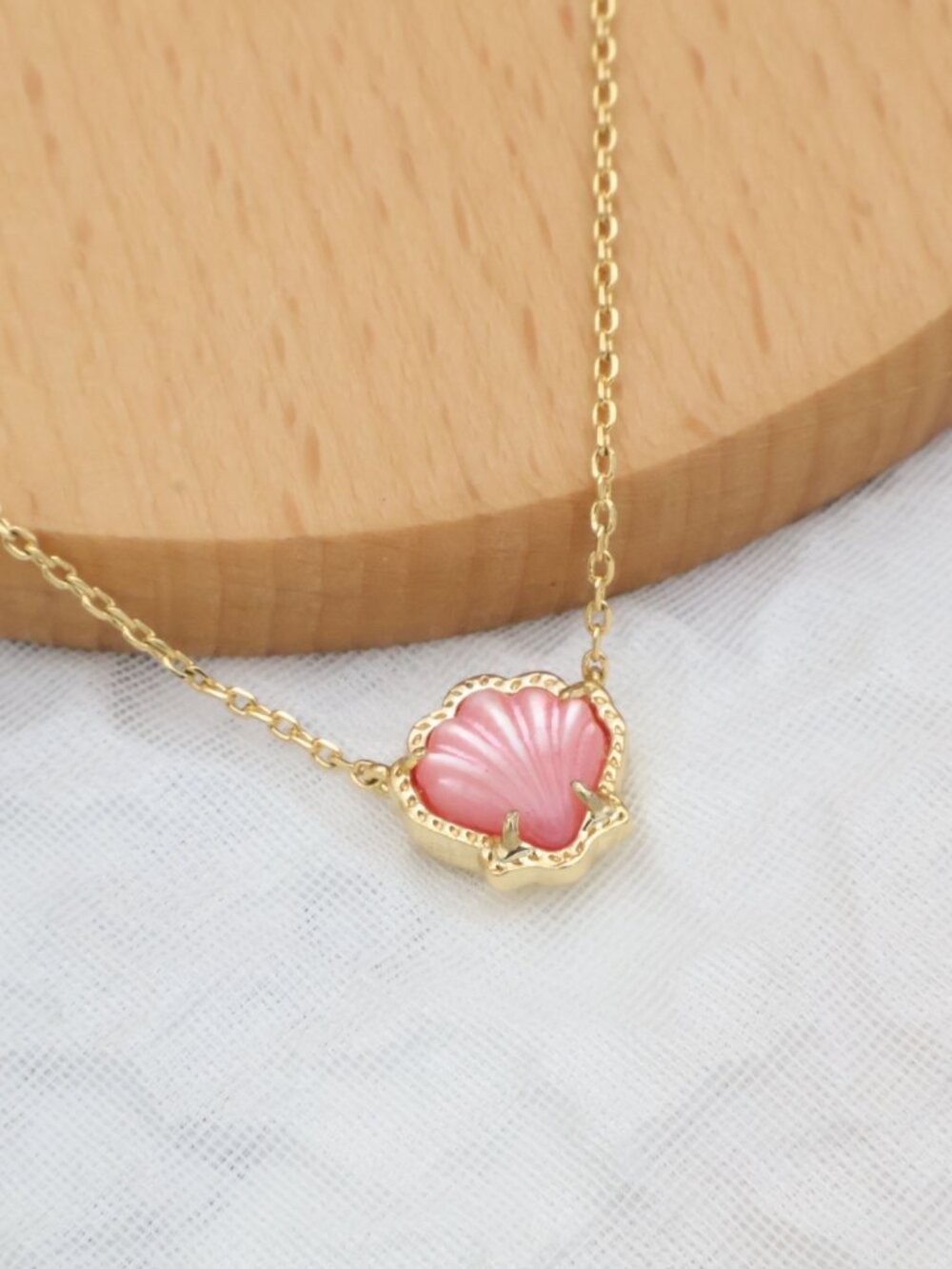 Kendra Scott Brynne Gold Shell Pendant Necklace - Picture 2 of 3
